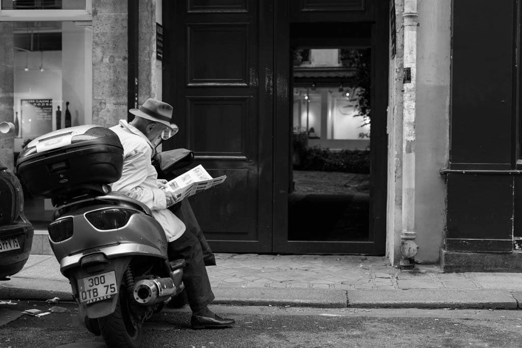 Le vieille homme cititeur | Saint-Germain-des-Prés, Paris, 16/10/2014